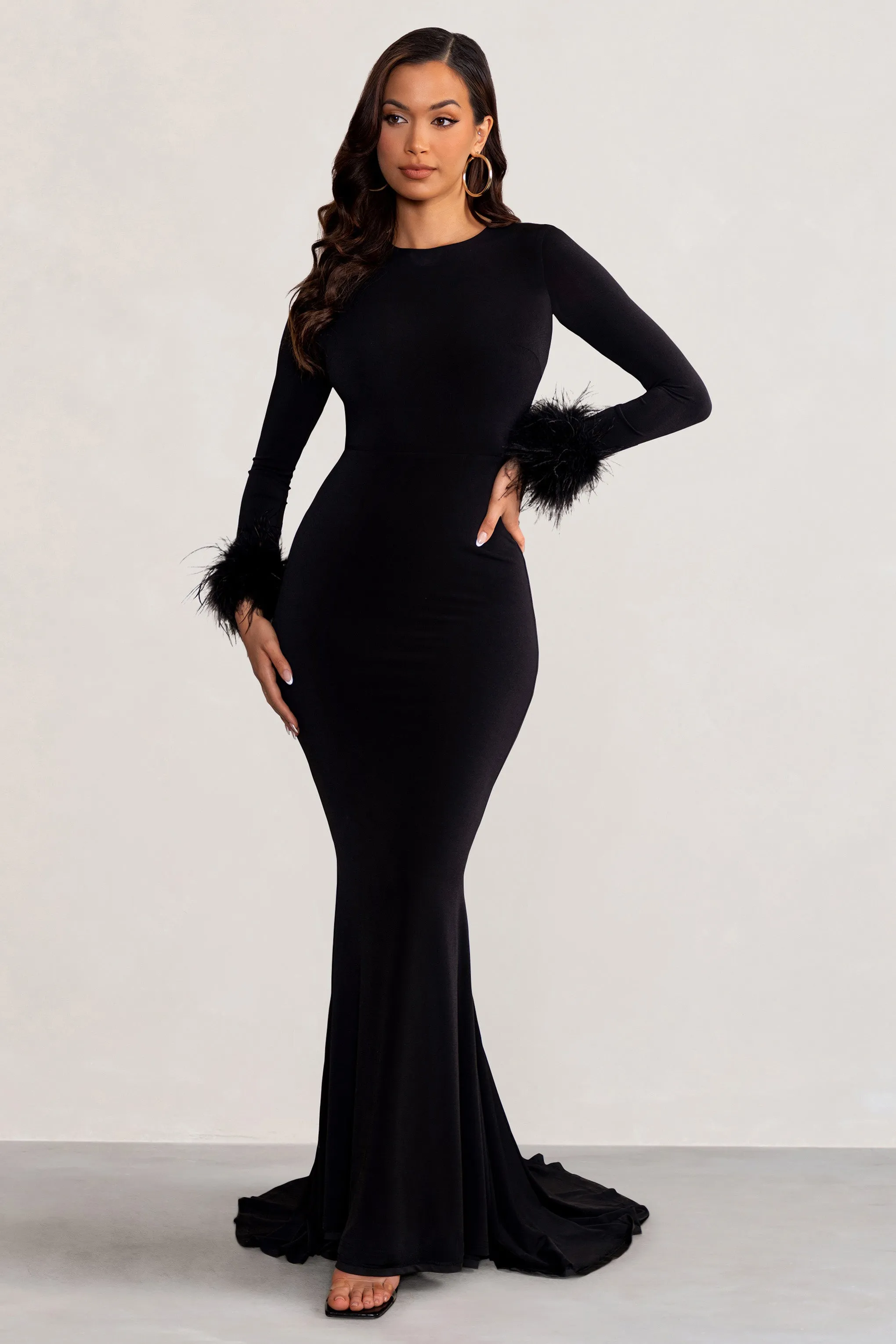 Betty | Robe longue noire à col haut et manches longues avec plumes aux poignets