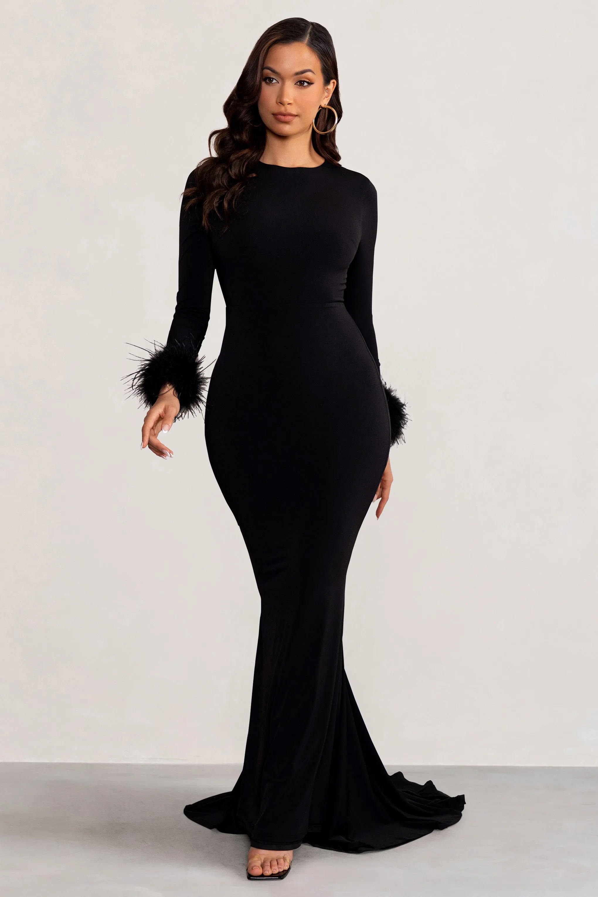 Betty | Robe longue noire à col haut et manches longues avec plumes aux poignets